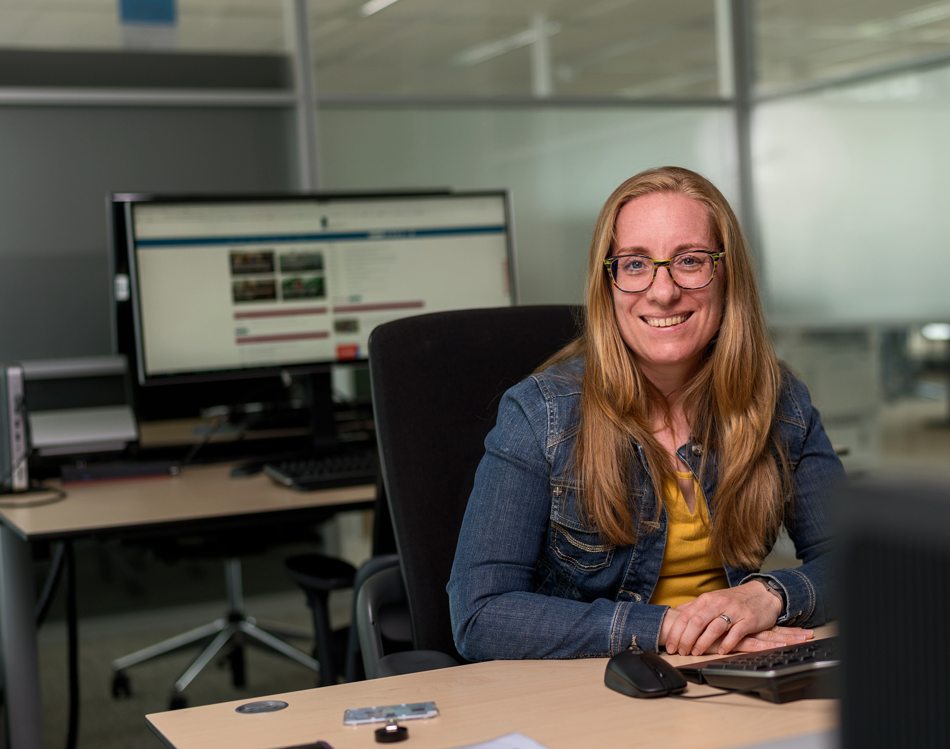 Marieke aan een bureau