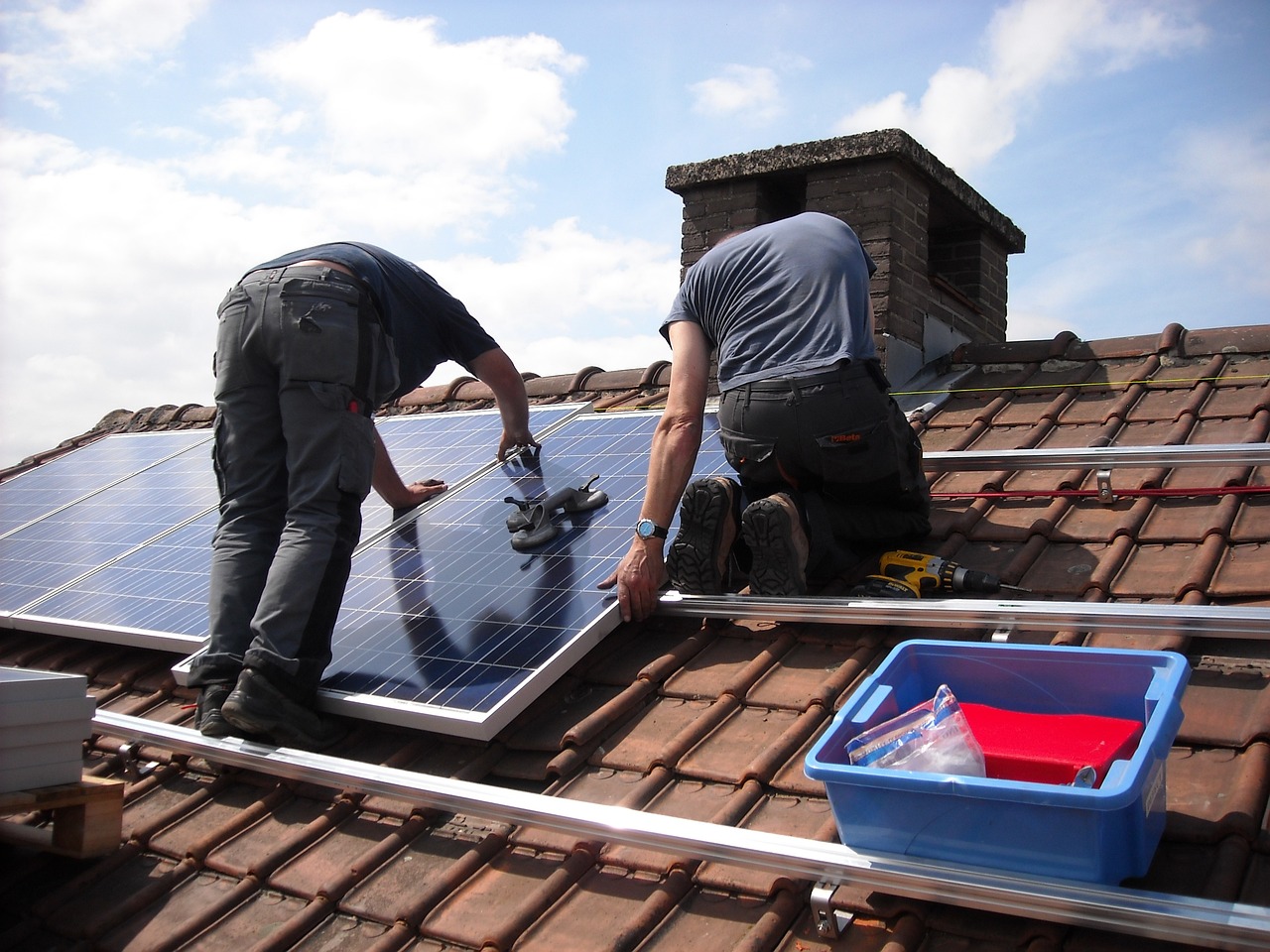 zonnepanelen op het dak leggen