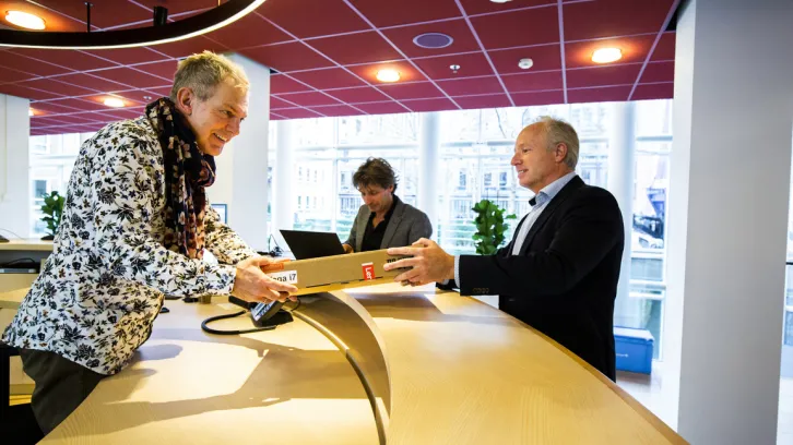 Frans Rugers bij balie